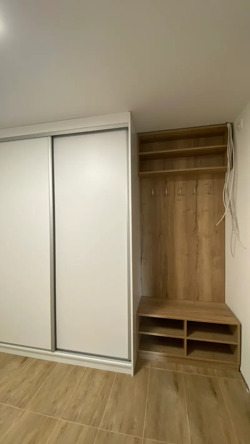 Vstavaná skriňa na mieru 23