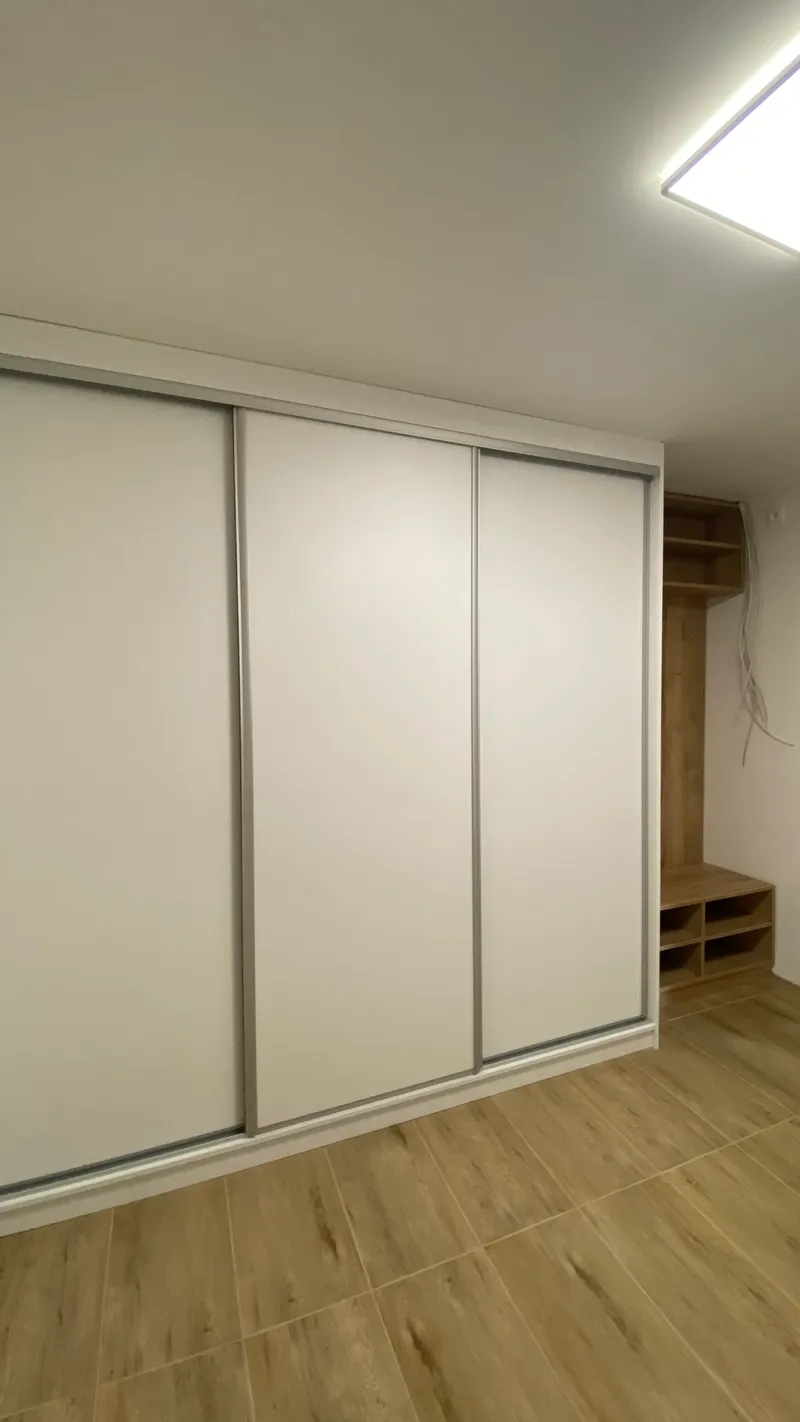 Vstavaná skriňa na mieru 25